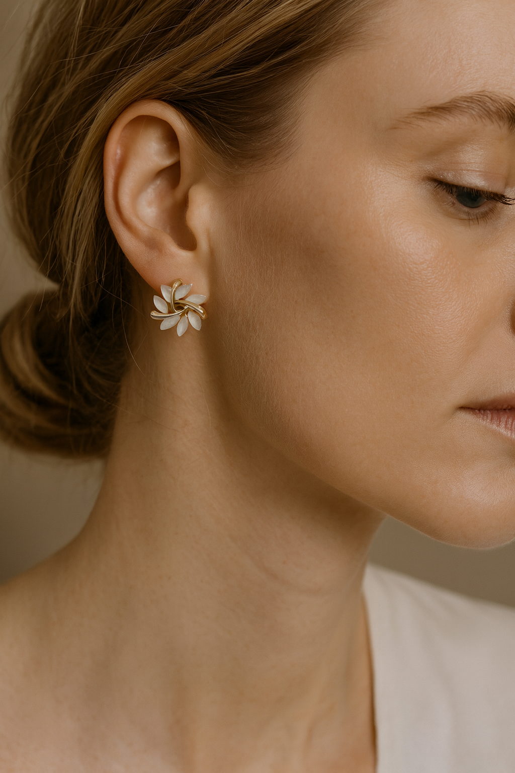 Solveig – Guldøreringe med Opalblomster