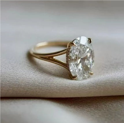 Ingrid – Ovalt Vintage Ring i Guld med Grøn Krystal