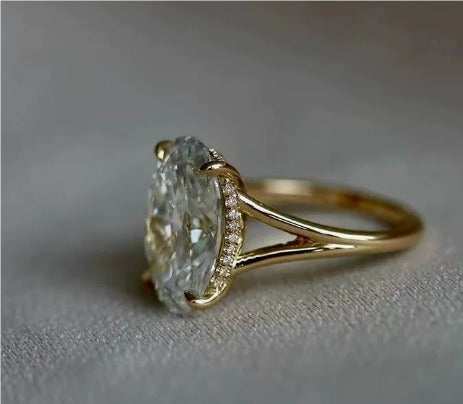 Ingrid – Ovalt Vintage Ring i Guld med Grøn Krystal