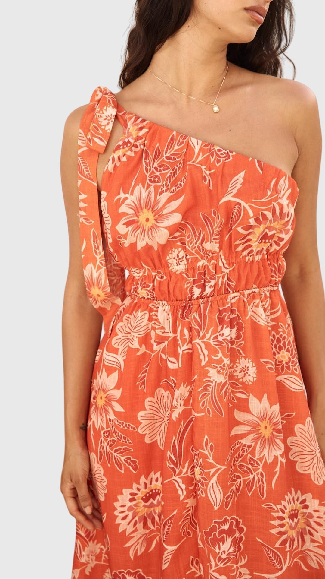 Liv – Halskæde med Vedhæng i Gylden Perle